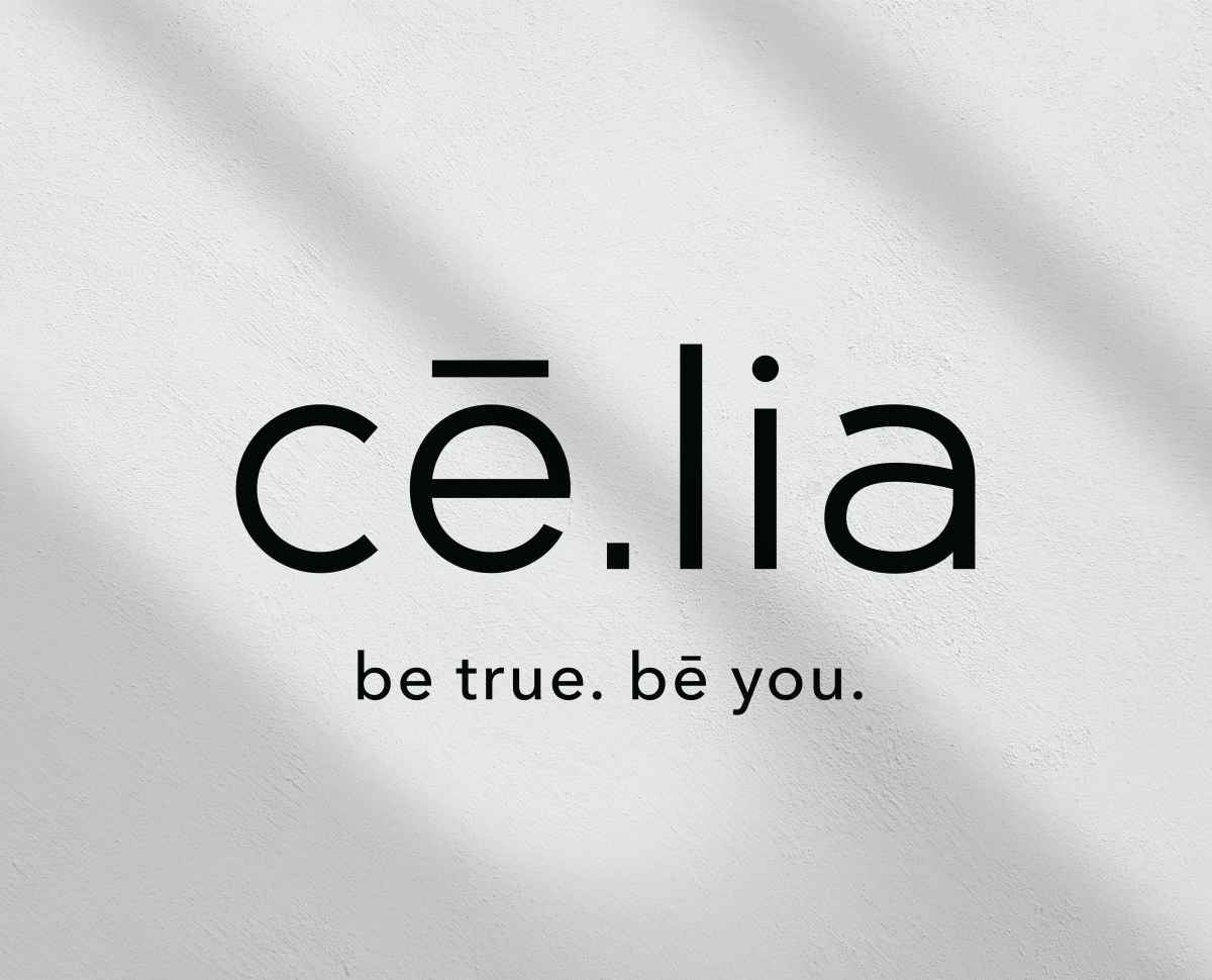 Logo von cē.lia, Lingerie-Label aus Wien. Das Logo zeigt den Namen des Labels (cē.lia), zentriert darunter der Claim "be true. bē you". Schwarze Schrift auf weißem Untergrund. Copyright © 2023 Olivia Weise, Design & Illustration