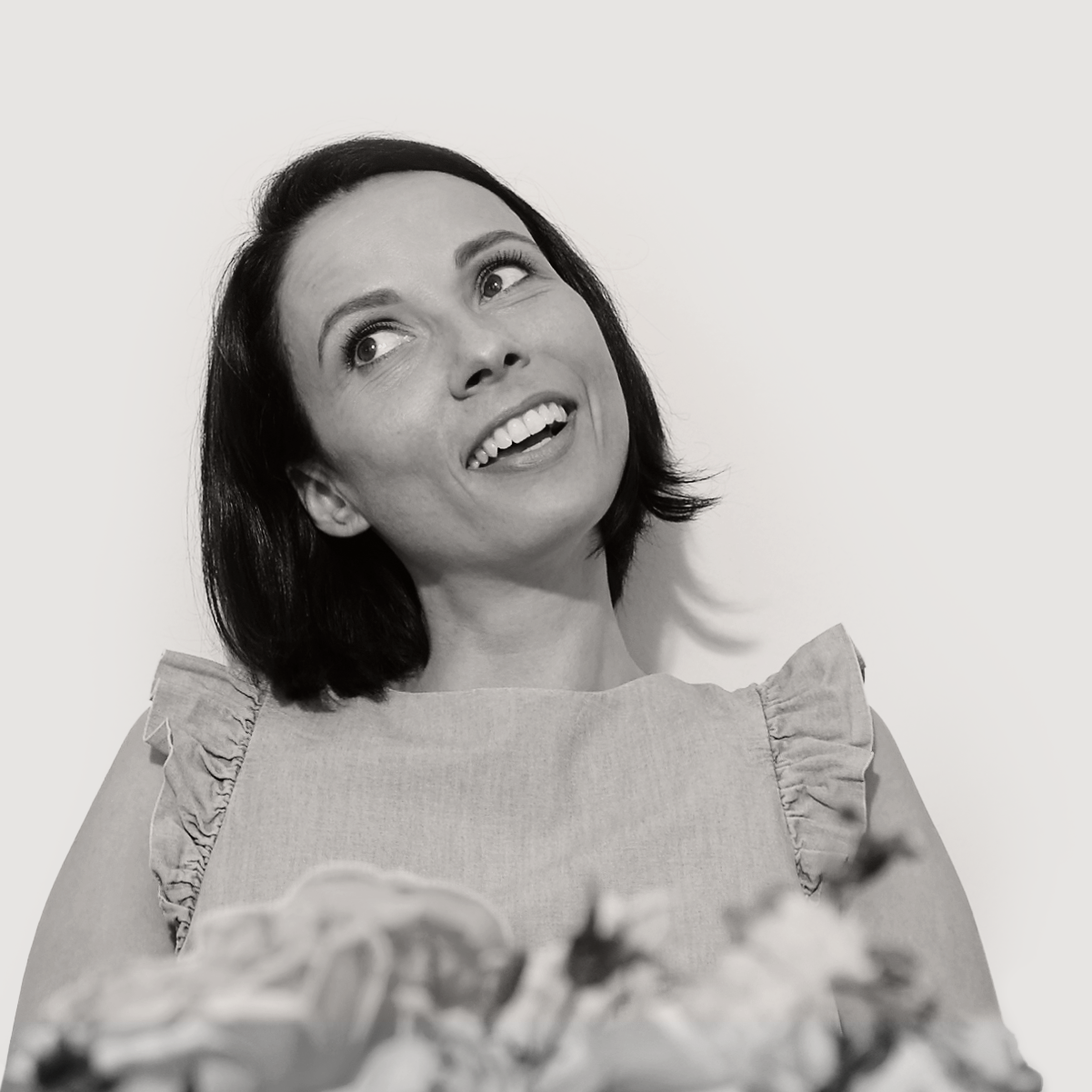Portraitfoto von Olivia Weise (Schwarz-Weiß). Sie lächelt und blickt nach links oben.