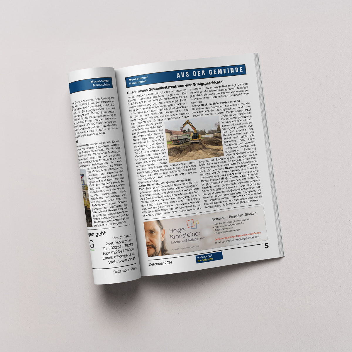Farbfoto der Gemeindezeitung. Das Foto zeigt eine Seite der "Moosbrunner Nachrichten" mit einer Inserat-Einschaltung für Holger Kronsteiner, Lebens- und Sozialberater in Ausbildung und unter Supervision. Copyright © 2025 Olivia Weise, Design & Illustration