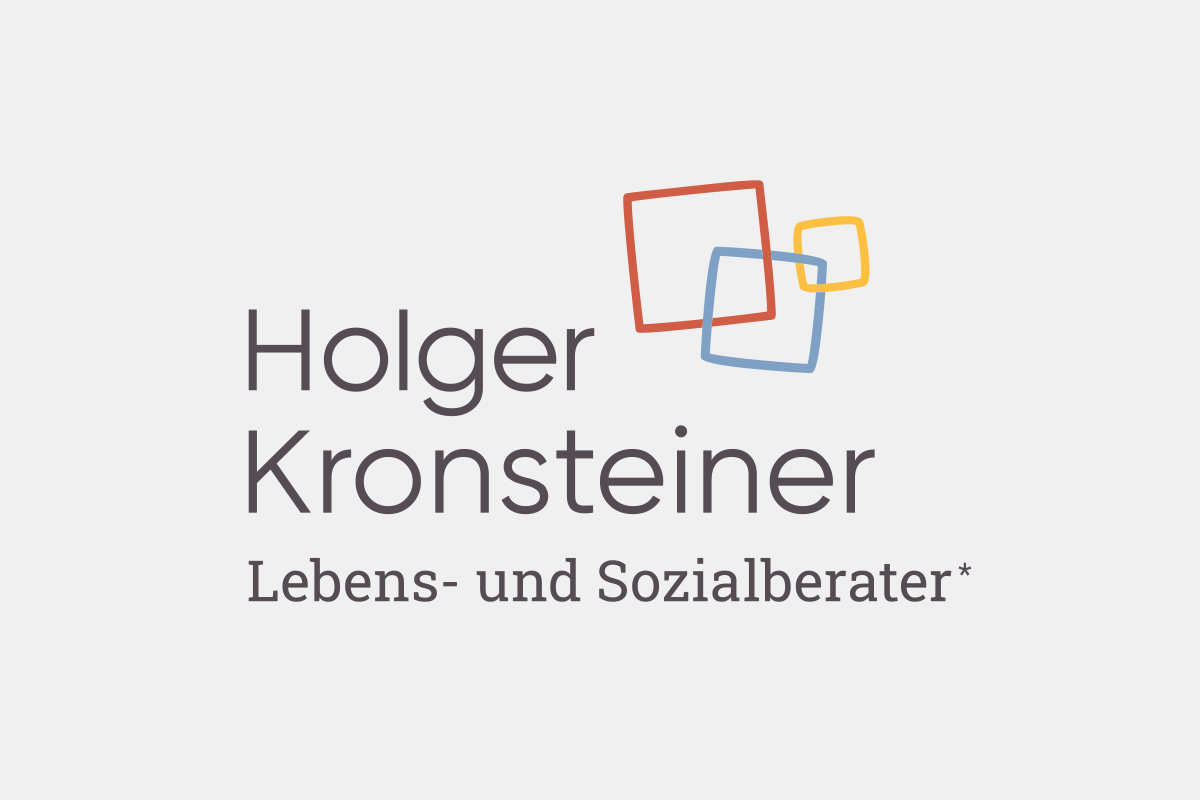 Logo von Holger Kronsteiner, Lebens- und Sozialberater in Ausbildung und unter Supervision. Das Logo zeigt den Namen Holger Kronsteiner (untereinander, linksbündig), darunter der Zusatz "Lebens- und Sozialberater*" in grauer Schrift. Daneben (leicht oberhalb) sind drei ineinander verschlungene, unterschiedlich große, organische Quadrate (Outlines) in Orange, Blau und Gelb als Symbol abgebildet. Copyright © 2025 Olivia Weise, Design & Illustration