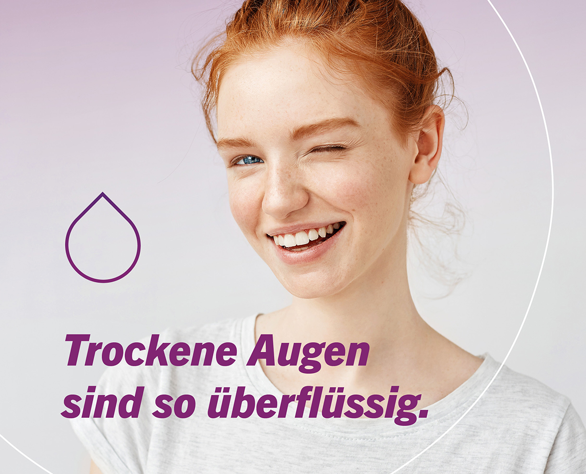 Ein Foto von einem rothaariges Mädchen (Torso, Anschnitt), das in die Kamera lächelt und zwinkert. Darauf steht "Trockene Augen sind so überflüssig". Über den Text ist ein Tropfen-Icon (Outline). Copyright © 2025 Olivia Weise, Design & Illustration